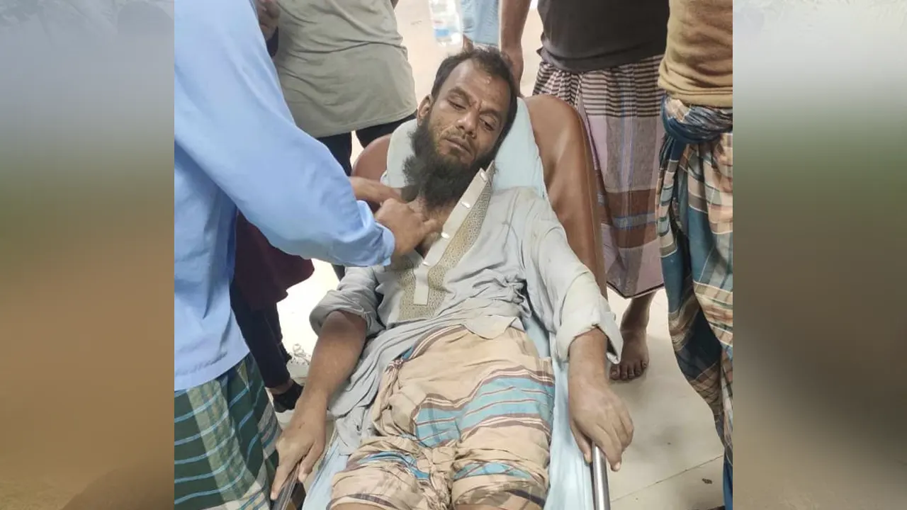 আহত কৃষক সালাউদ্দিনকে চট্টগ্রাম মেডিকেল কলেজ হাসপাতালে ভর্তি করা হয়েছে। ছবি : কালবেলা