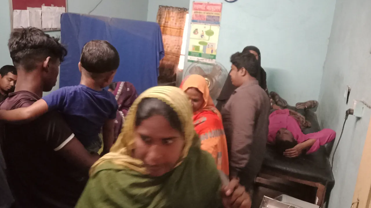 হামলায় আহতদের গোবিন্দগঞ্জ উপজেলা স্বাস্থ্য কমপ্লেক্সে ভর্তি করা হয়েছে। ছবি : কালবেলা