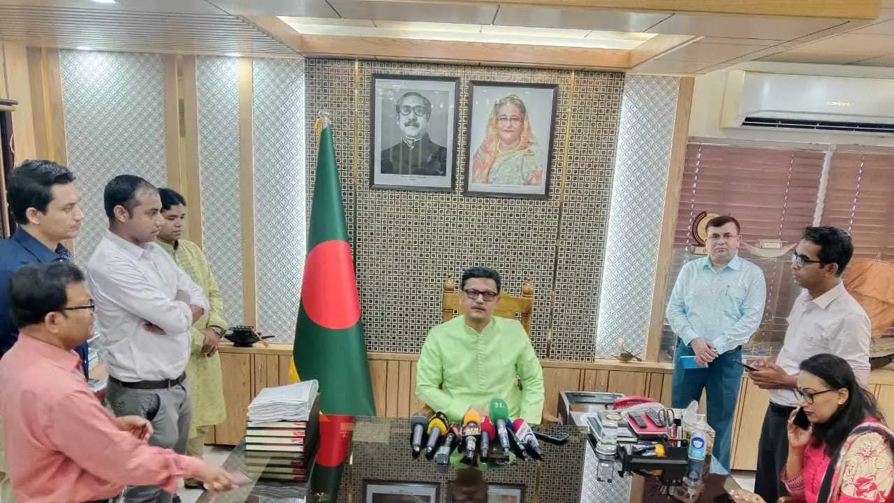 সোমবার ঈদের পর প্রথম কর্মদিবসে সচিবালয়ে নিজ দপ্তরে সাংবাদিকদের সঙ্গে মতবিনিময় করেন নৌপরিবহন প্রতিমন্ত্রী খালিদ মাহমুদ চৌধুরী। ছবি : কালবেলা