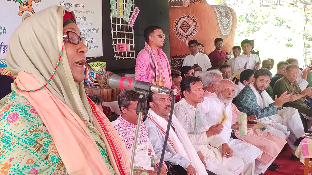 পটিয়া আদর্শ উচ্চ বিদ্যালয়ের আম্রকাননে সম্মিলিত বর্ষবরণ অনুষ্ঠানে অর্থ প্রতিমন্ত্রী ড. ওয়াসিকা আয়েশা খান। ছবি : কালবেলা