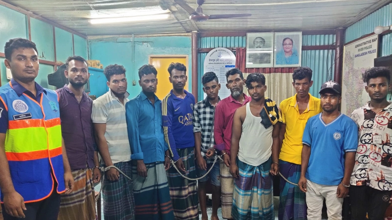 নৌ থানা পুলিশের হাতে আটক জেলেরা। ছবি : কালবেলা
