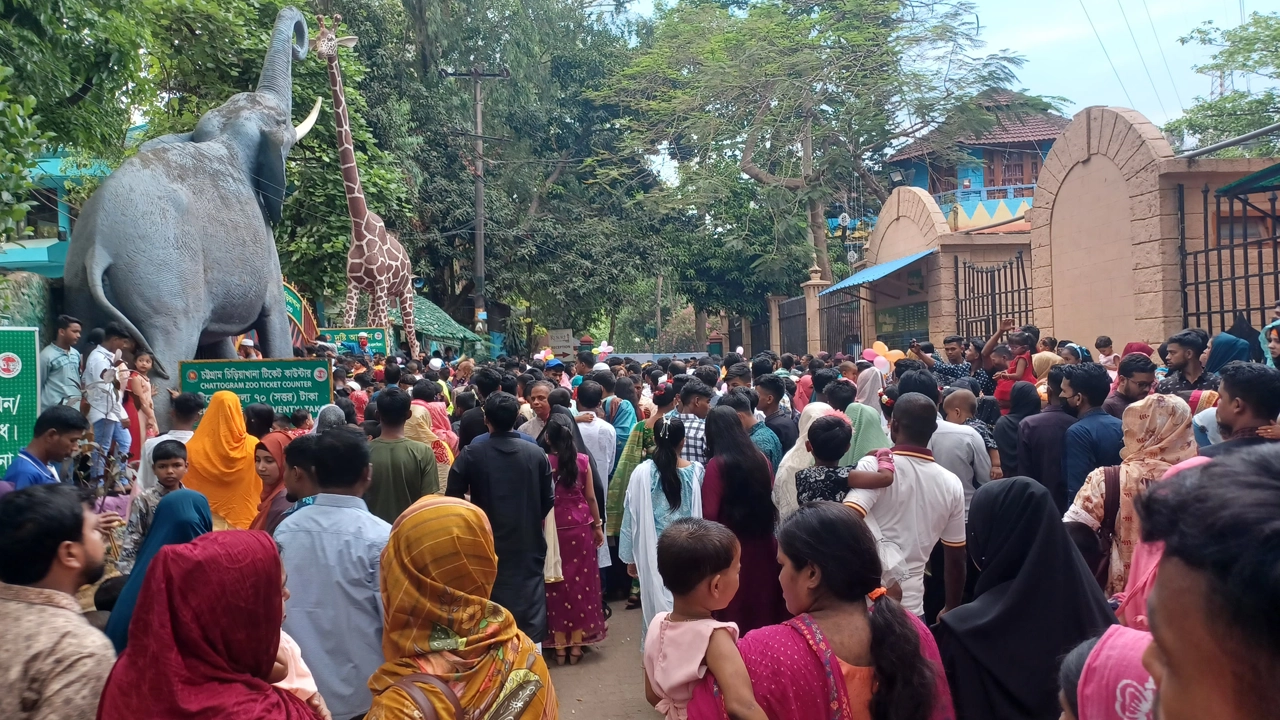 চট্টগ্রামে এখনও ঈদের আমেজ। ছবি : কালবেলা