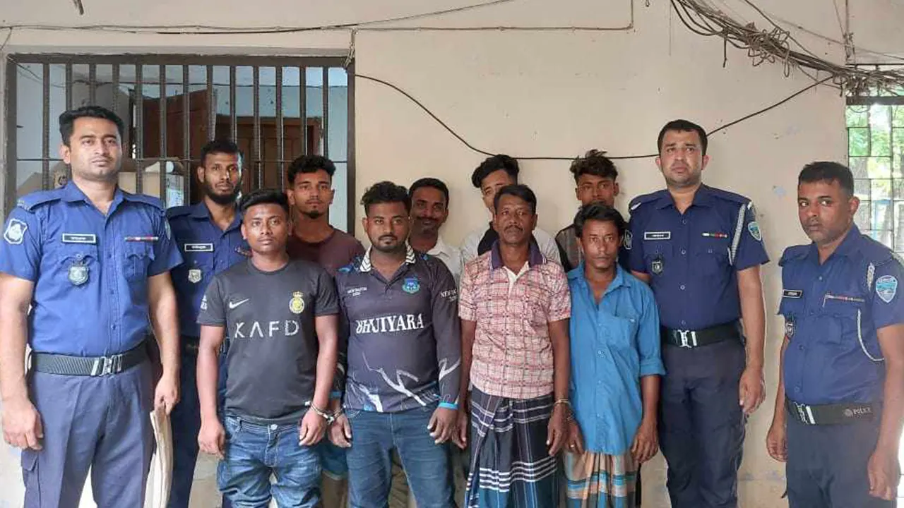 বৈশাখী মেলার জুয়ার আসর থেকে যুবলীগ নেতাসহ আট জুয়াড়িকে গ্রেপ্তার করে পুলিশ। ছবি : কালবেলা