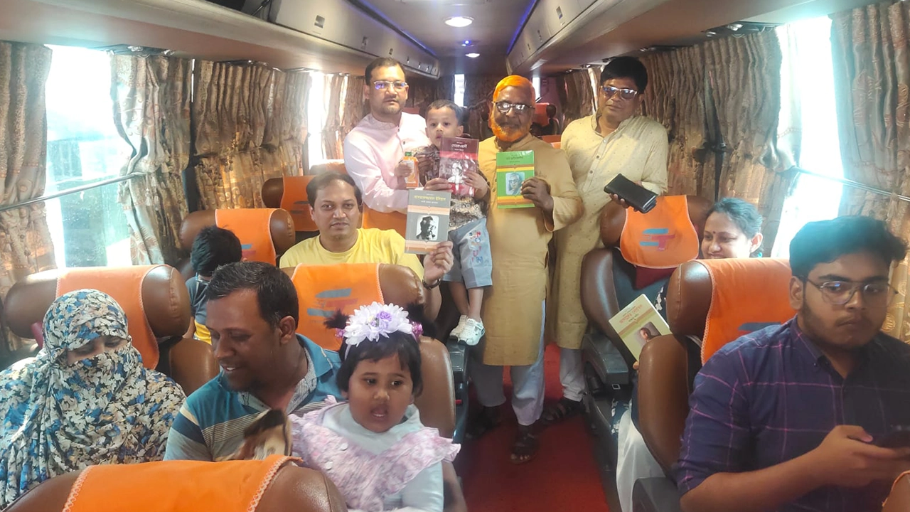 চাঁপাইনবাবগঞ্জে দূরপাল্লার যাত্রীদের জন্য ‘চলন্ত যানবাহন পাঠাগার’ চালু। ছবি : কালবেলা