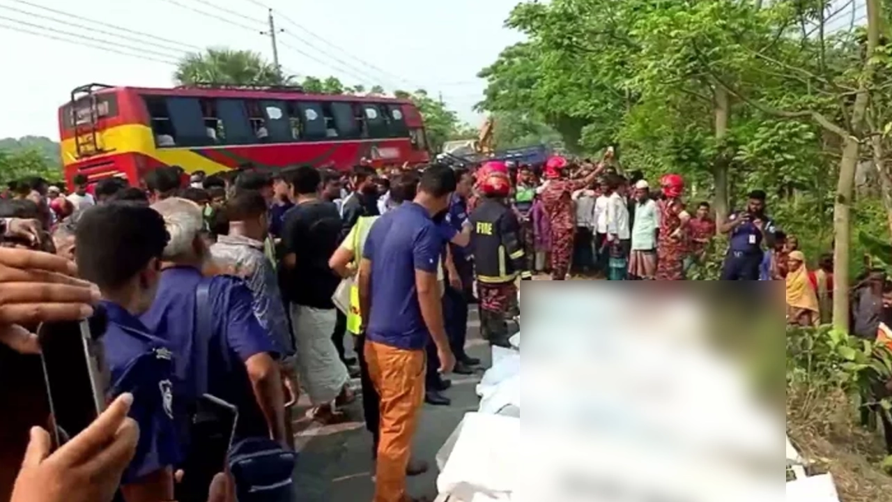 ঘটনাস্থল পরিদর্শন করে পুলিশ ও ফায়ার সার্ভিস। ছবি : সংগৃহীত