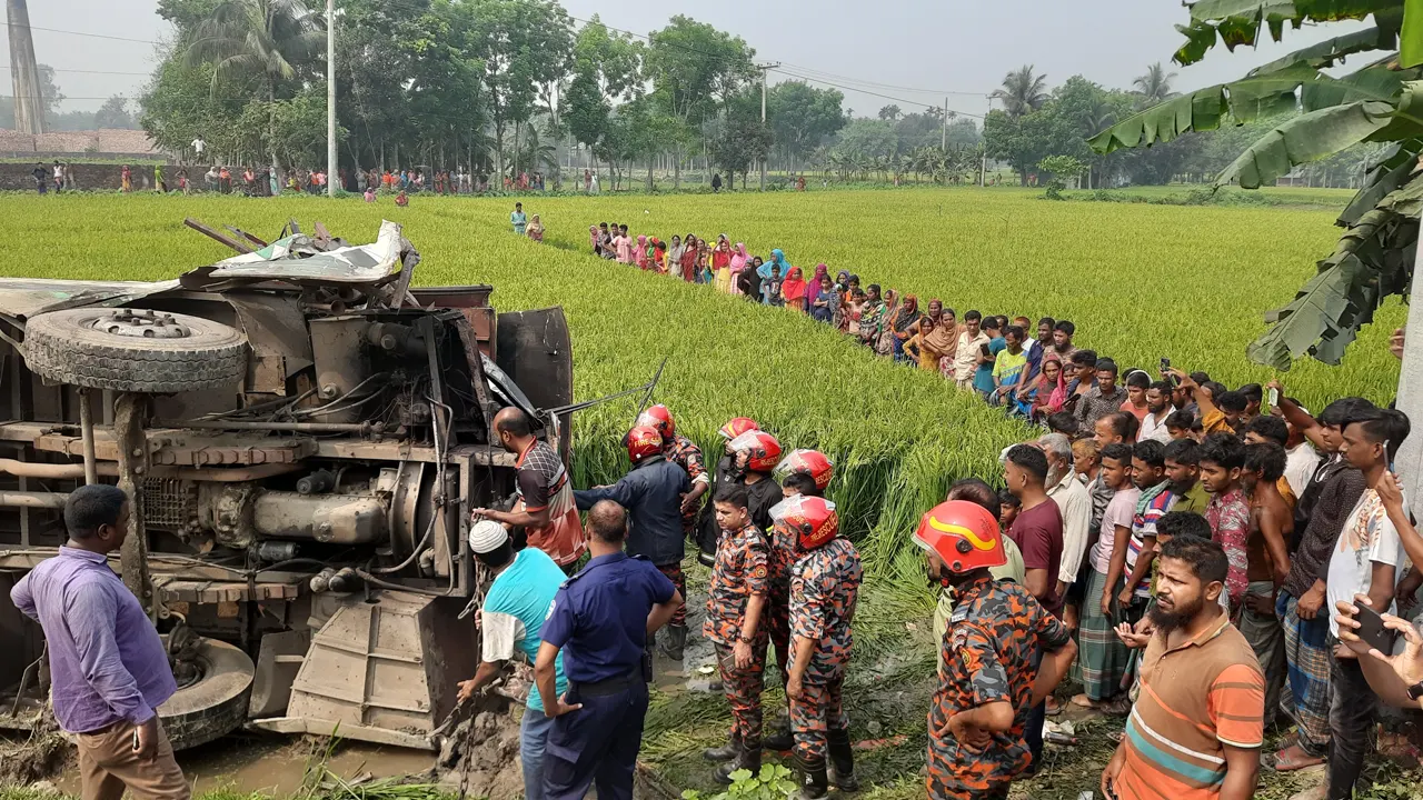 সংঘর্ষে খাদে পড়ে যাওয়া বাস উদ্ধারে কাজ করছে পুলিশ ও ফায়ার সার্ভিস। ছবি : কালবেলা