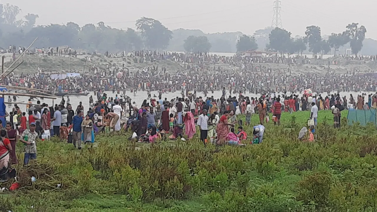 পাপমোচনের আশায় ব্রহ্মপুত্র নদের থানাঘাট এলাকায় পুণ্যার্থীদের ঢল নেমেছে। ছবি : কালবেলা