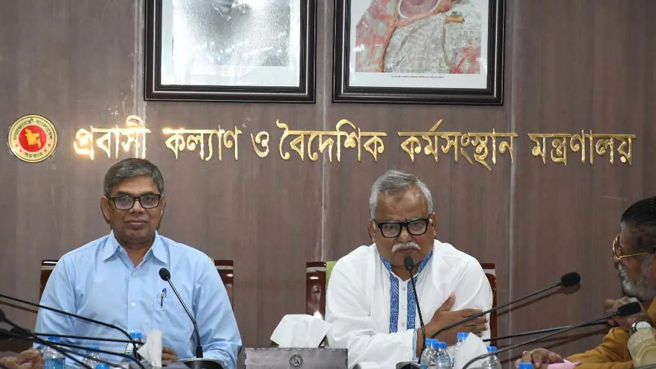 প্রবাসী কল্যাণ ও বৈদেশিক কর্মসংস্থান মন্ত্রণালয়ের সম্মেলন কক্ষে প্রতিমন্ত্রী শফিকুর রহমান চৌধুরী। ছবি : কালবেলা