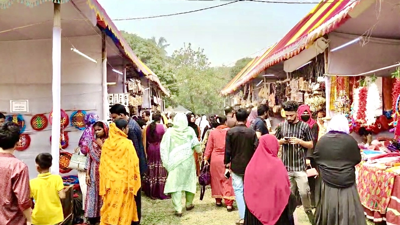 সোনারগাঁয়ে অবস্থিত লোক ও কারুশিল্প ফাউন্ডেশনে দর্শনার্থীদের উপচেপড়া ভিড়। ছবি : কালবেলা