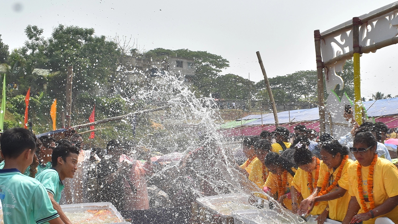 রাঙামাটিতে বর্ষবরণে মারমা সম্প্রদায়ের সাংগ্রাই উৎসব অনুষ্ঠিত। ছবি : কালবেলা