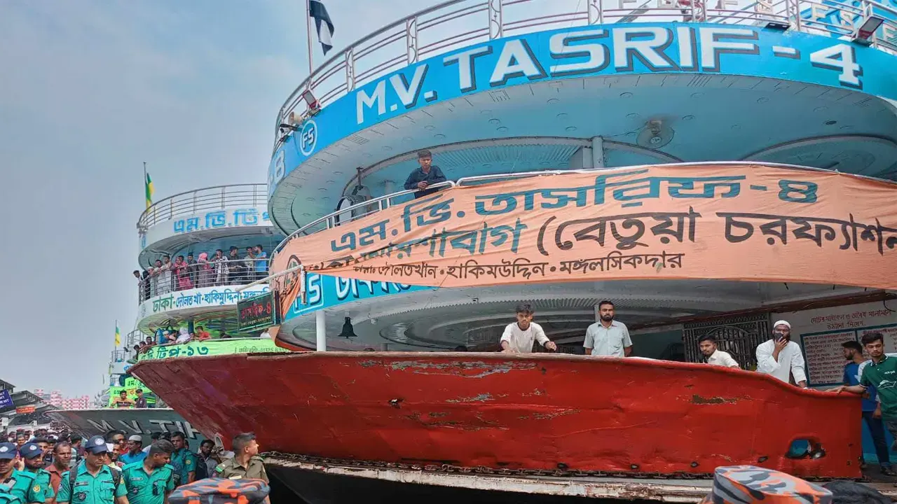 রাজধানীর সদরঘাটে ঈদের দিন সকালে লঞ্চের দড়ি ছিঁড়ে পাঁচজনের মৃত্যু হয়। পুরোনো ছবি