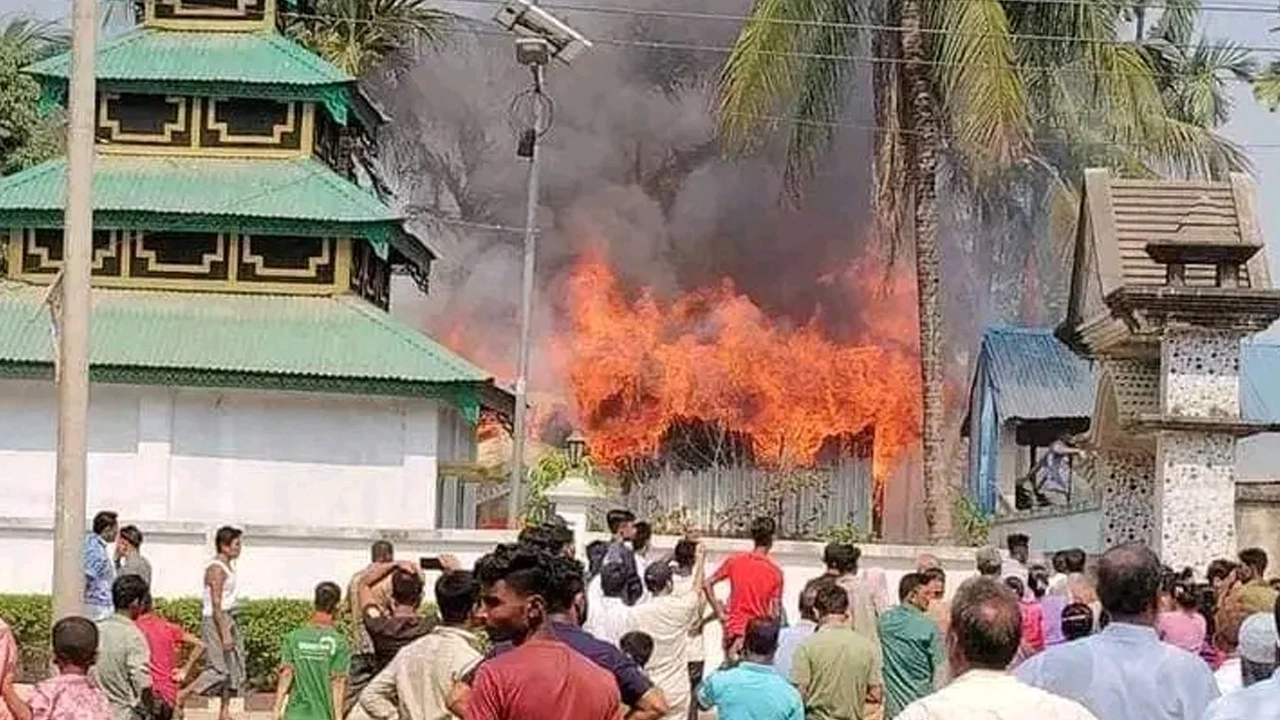 লামায় উৎসবের দিনে আগুনে পুড়ল বৌদ্ধ বিহার। ছবি : কালবেলা