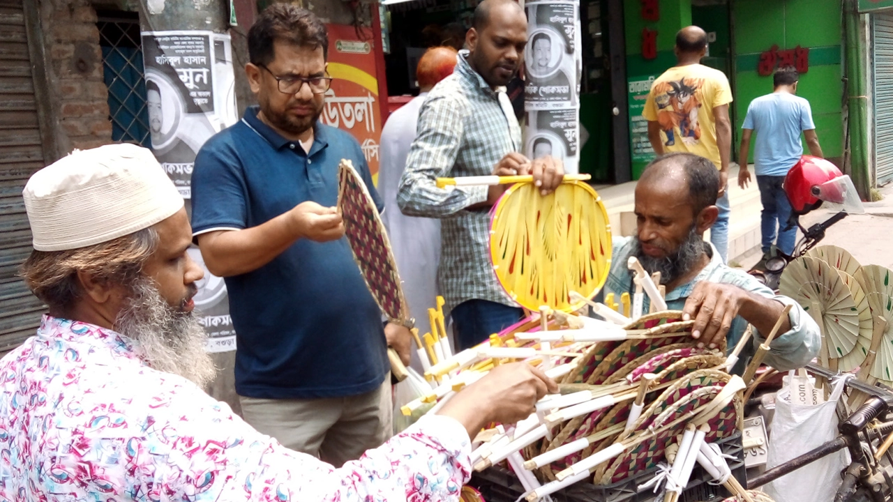 তীব্র গরমে বগুড়ার ফুটপাতে বেড়েছে হাতপাখার চাহিদা। ছবি : কালবেলা