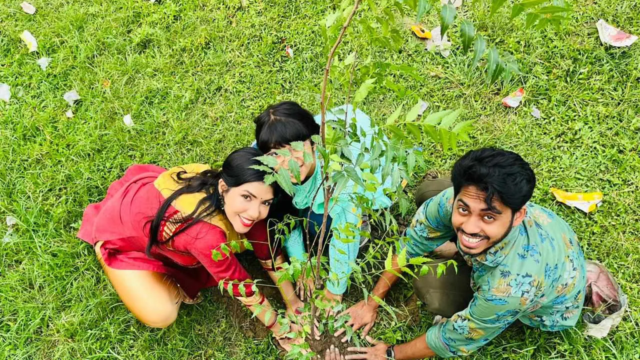 বৃক্ষরোপণে তরুণদের উদ্বুদ্ধ করতে সচেতনতামূলক ক্যাম্পেইন করছে ইচ্ছে ফাউন্ডেশন। ছবি : কালবেলা