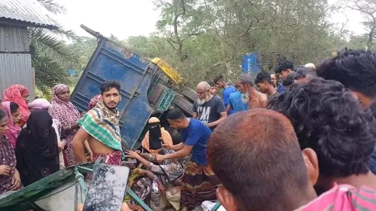 দুর্ঘটনাস্থলে স্বজনদের আহাজারি ও স্থানীয়দের ভিড়। ছবি : কালবেলা