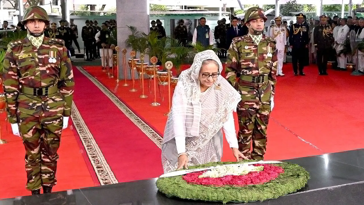 ধানমন্ডি ৩২ নম্বর বঙ্গবন্ধু স্মৃতি জাদুঘরের সামনে বঙ্গবন্ধুর প্রতিকৃতিতে পুষ্পস্তবক অর্পণ করে শ্রদ্ধা নিবেদন করেন প্রধানমন্ত্রী। ছবি : সংগৃহীত