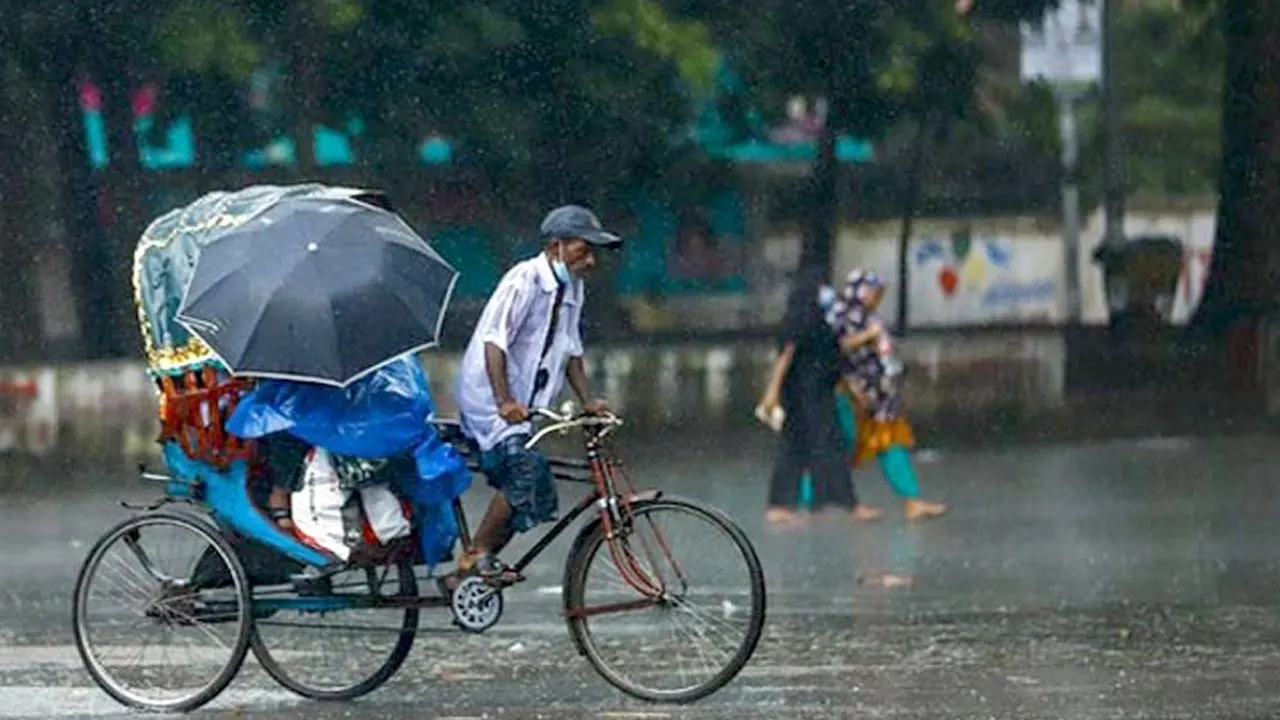 বৃষ্টিভেজা বিকেল। পুরোনো ছবি