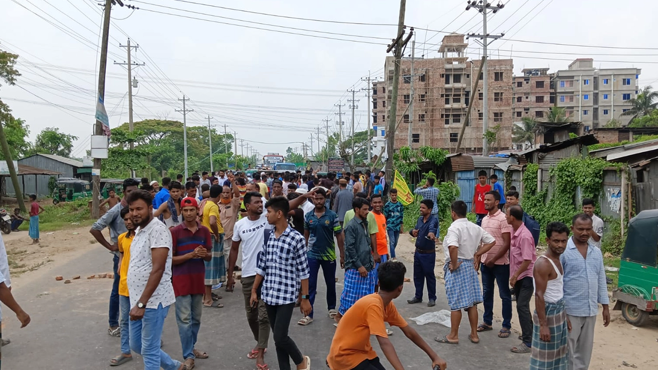 চট্টগ্রামের আনোয়ারায় সড়ক দুর্ঘটনার প্রতিবাদে সড়ক অবরোধ। ছবি : কালবেলা