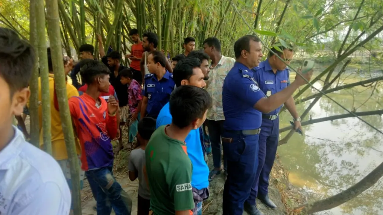 পুকুরে ডুবে দুই শিশুর মারা যাওয়ার খবর পেয়ে ঘটনাস্থল পরিদর্শন করেছে নাগেশ্বরী থানা পুলিশ। ছবি : কালবেলা