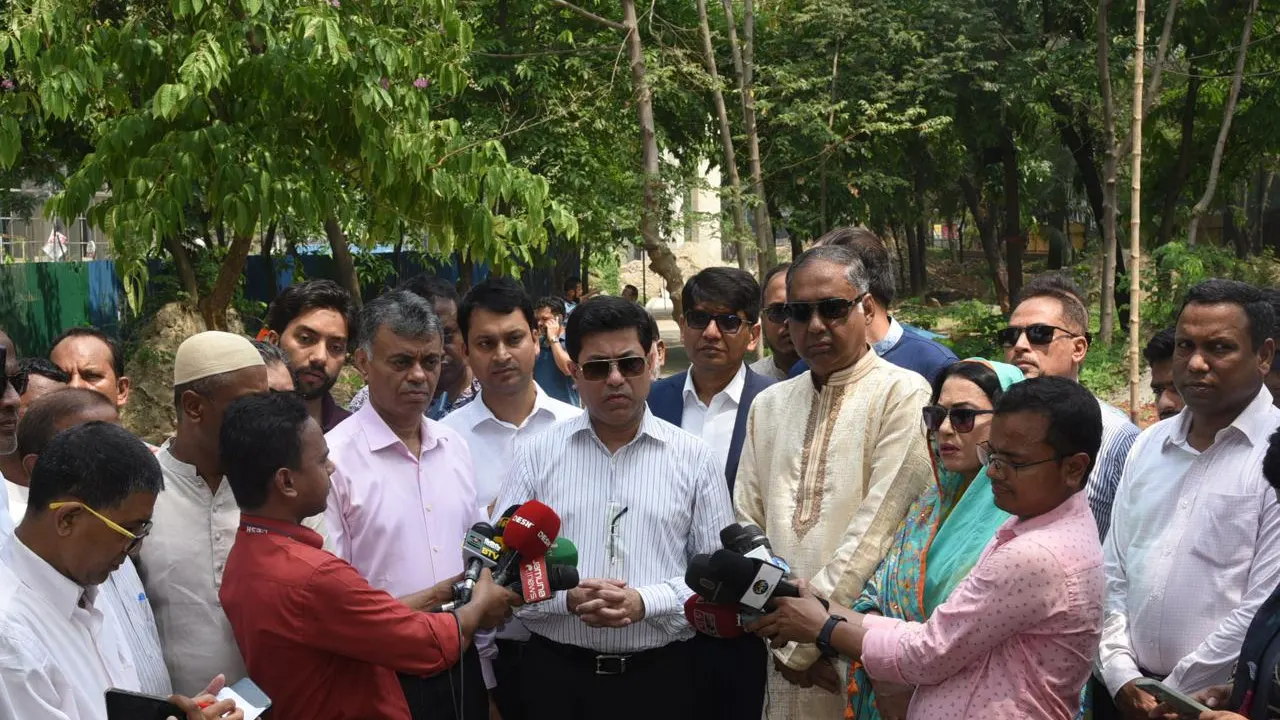 বুধবার কারওয়ানবাজার মোড়ে অবস্থিত পান্থকুঞ্জ পার্কের অভ্যন্তরে পান্থপথ বক্স কালভার্টের পরিচ্ছন্নতা কার্যক্রম পরিদর্শন শেষে সাংবাদিকদের সঙ্গে কথা বলেন ডিএসসিসি মেয়র শেখ ফজলে নূর তাপস। ছবি : কালবেলা