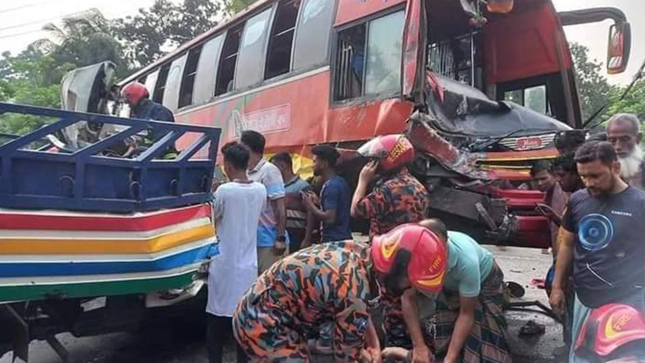 ফরিদপুরে দুর্ঘটনাকবলিত বাস ও পিকআপ ভ্যান। ছবি : কালবেলা