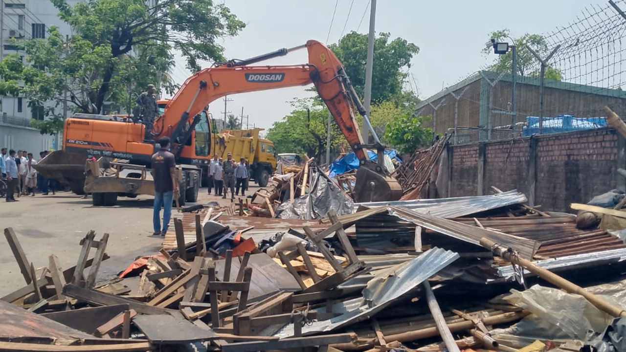 ফুটপাত, সড়কসহ বিভিন্ন স্থাপনা থেকে বেদখল হটাতে চসিকের অভিযান। ছবি : কালবেলা