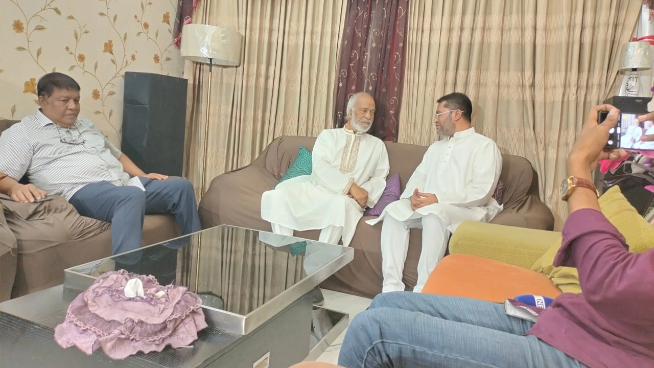 ড. আব্দুল মঈন খান ডা. পারভেজ রেজা কাকনের শারীরিক খোঁজখবর নিচ্ছেন। ছবি : কালবেলা