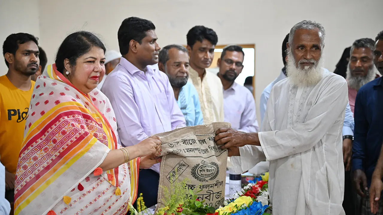 স্পিকার ড. শিরীন শারমিন চৌধুরী কৃষি প্রণোদনার সার কৃষকের হাতে তুলে দিচ্ছেন। ছবি : কালবেলা