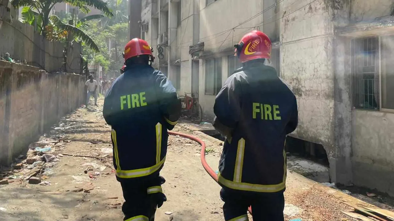 ঢাকা শিশু হাসপাতালে লাগা আগুন নিয়ন্ত্রণে কাজ করছে ফায়ার সার্ভিসের কর্মীরা। ছবি : সংগৃহীত