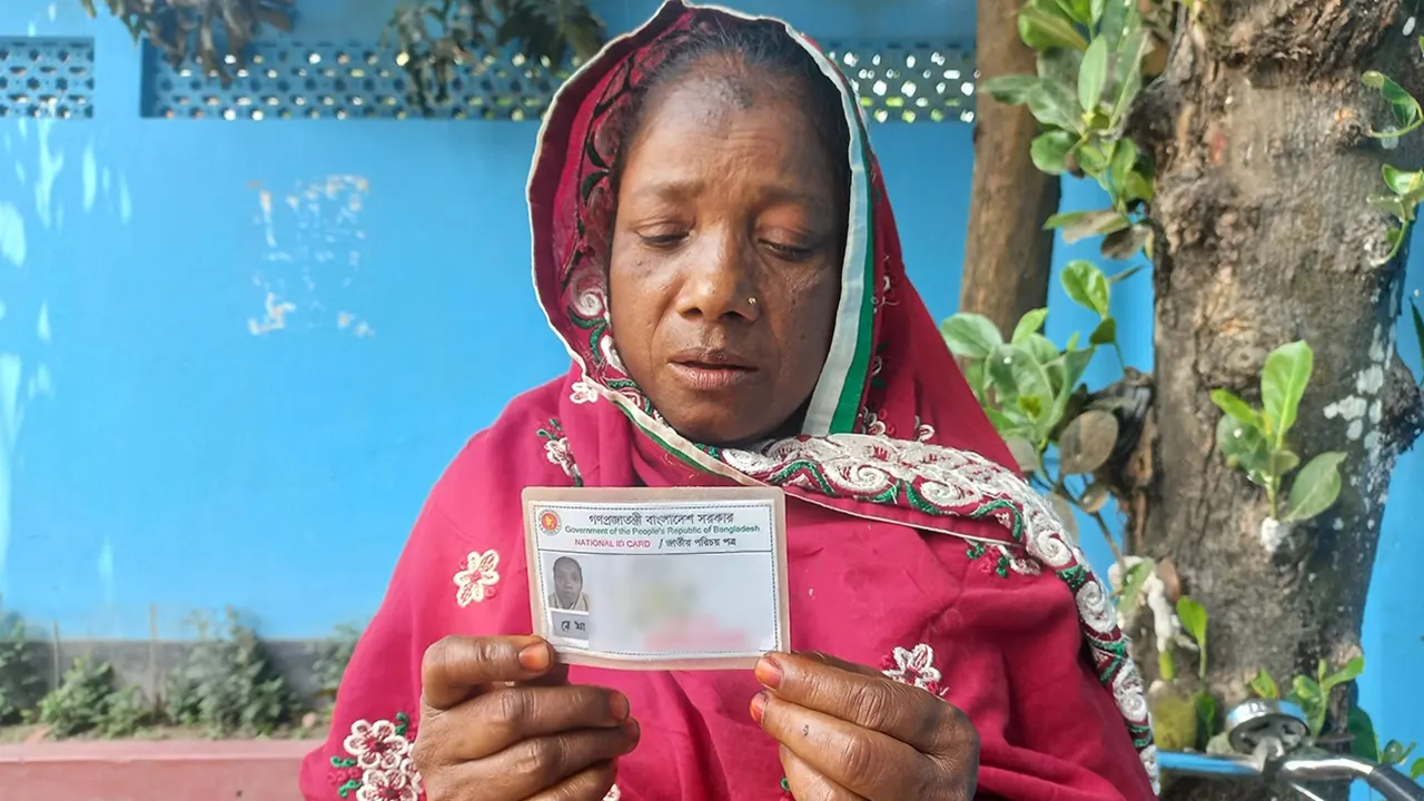 জাতীয় পরিচয়পত্র হাতে রেখা খাতুন। ছবি : কালবেলা