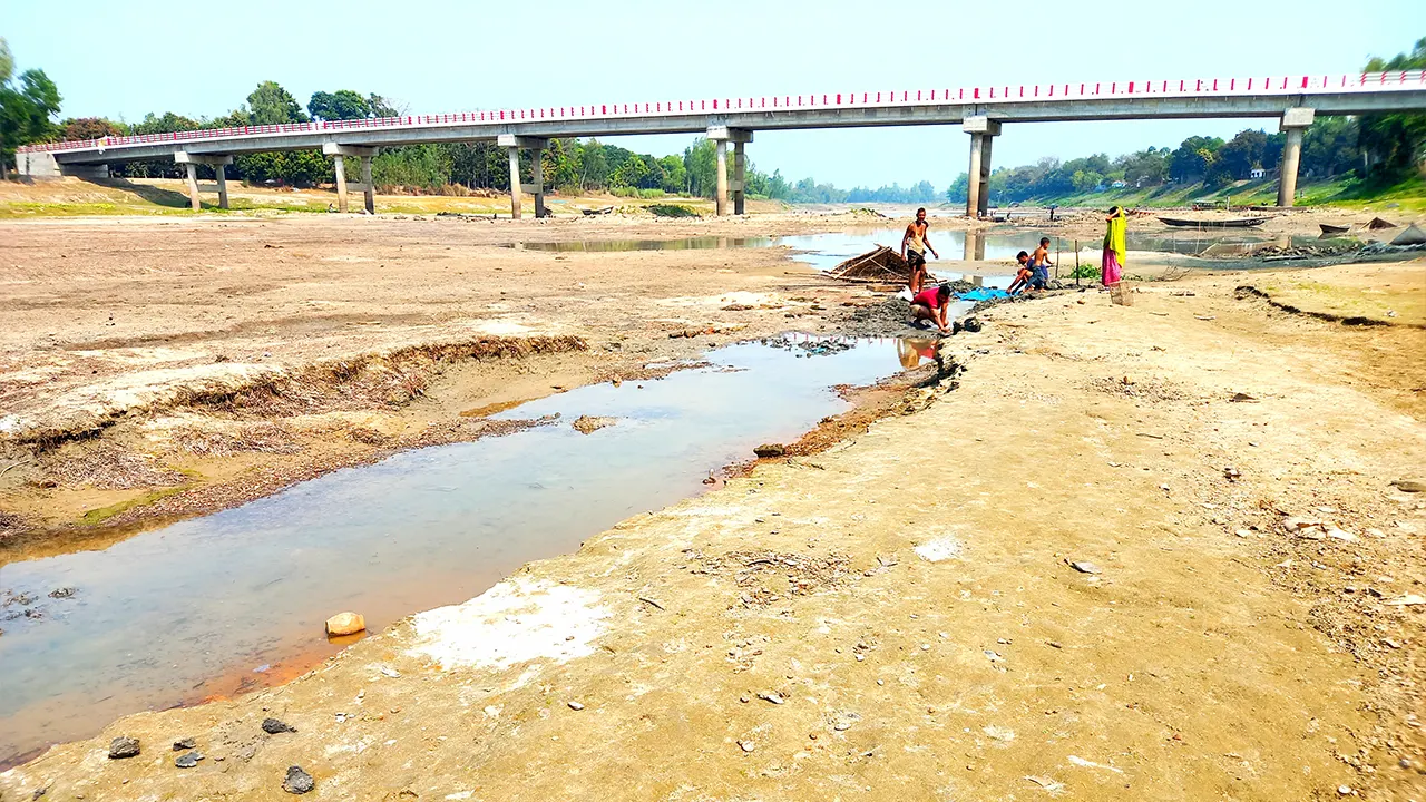 ঐতিহ্যবাহী আত্রাই নদী এখন মরা খালে পরিণত। ছবি : কালবেলা