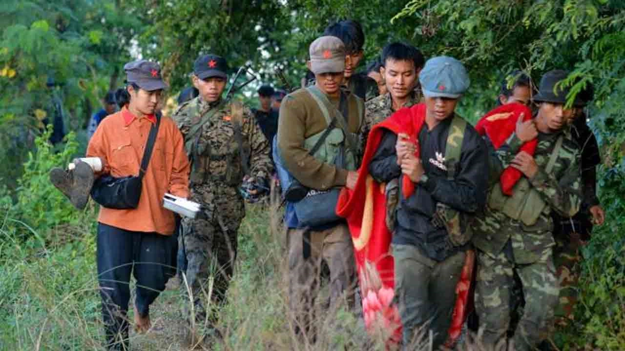 টেকনাফ সীমান্ত দিয়ে বাংলাদেশে প্রবেশ করছেন বিজিপি সদস্যরা। ছবি : কালবেলা