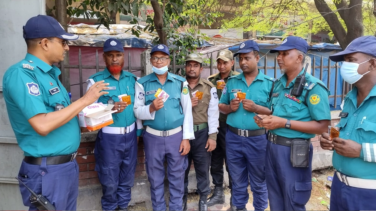 ট্রাফিক বিভাগের দায়িত্বরত সব সদস্যের মাঝে বিশুদ্ধ খাবার পানি ও খাবার স্যালাইন বিতরণ করা হয়। ছবি : সংগৃহীত