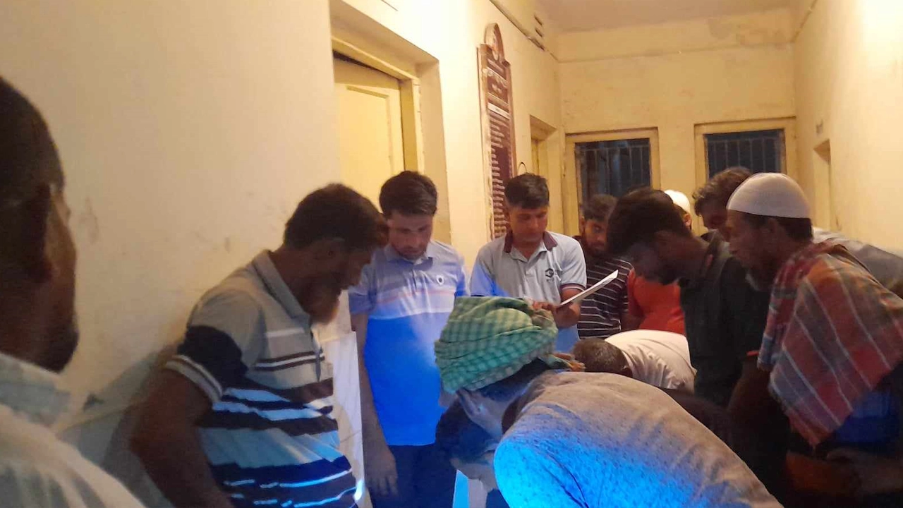 সাতক্ষীরায় এমপির গাড়িতে হামলা