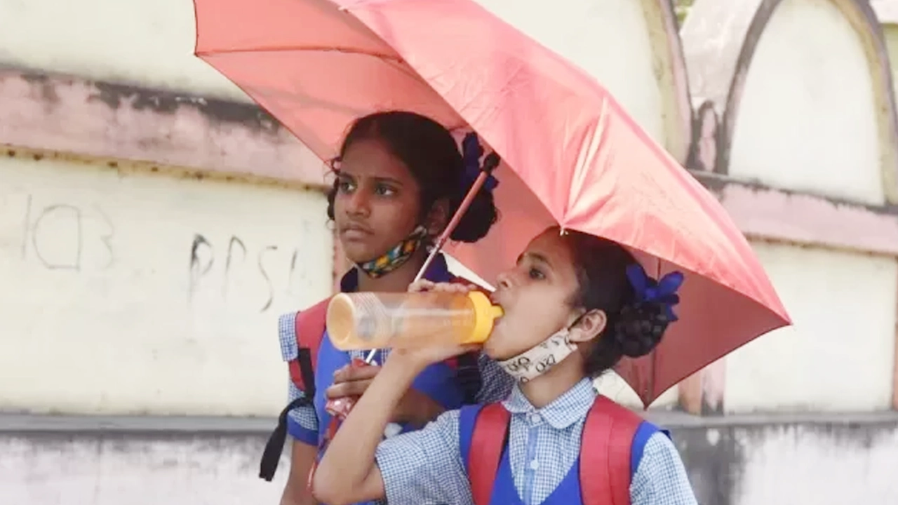 প্রচণ্ড গরমে হাঁসফাঁস অবস্থা সাধারণ মানুষের। ছবি : সংগৃহীত