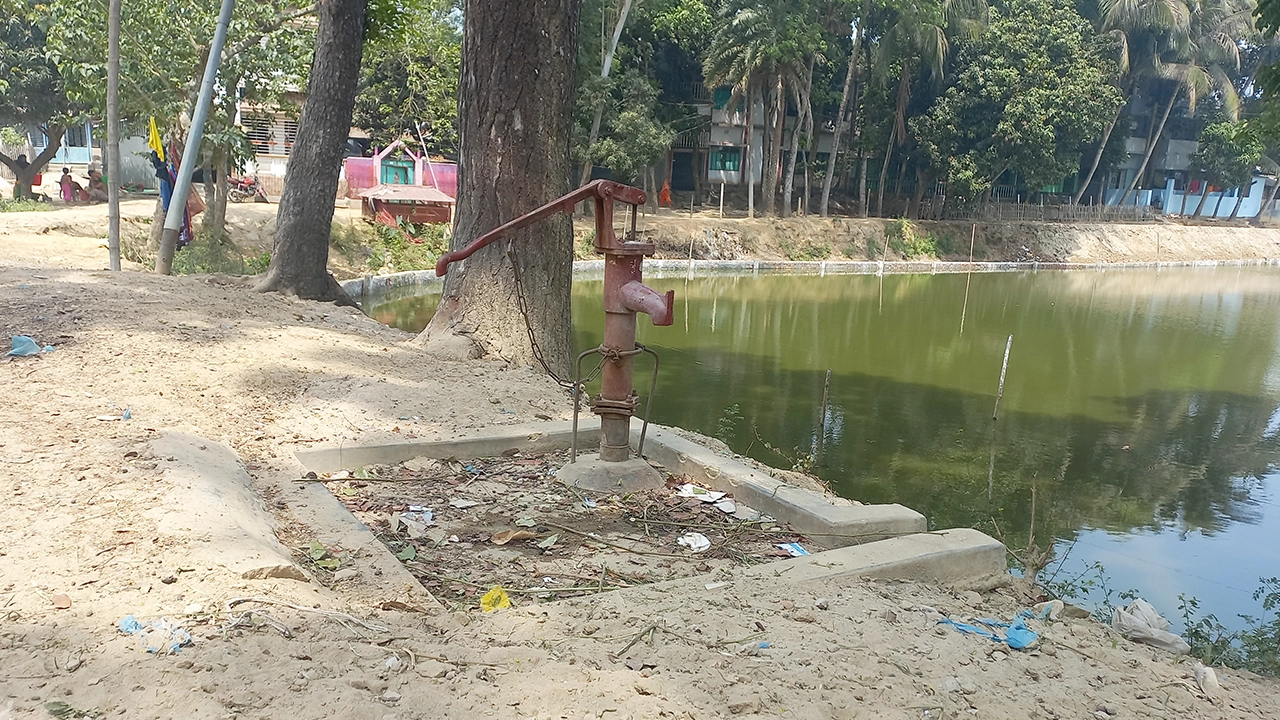 পানির স্তর নেমে যাওয়ায় নলকূপে উঠছে না পানি। ছবি : কালবেলা