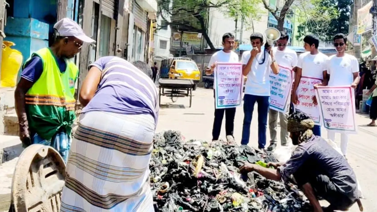 রাজধানীর পুরান ঢাকার অলিগলিতে জনসচেতনতামূলক কার্যক্রম পরিচালনা করে সামাজিক সংগঠন রাইট টক বাংলাদেশের সদস্যরা। ছবি : কালবেলা