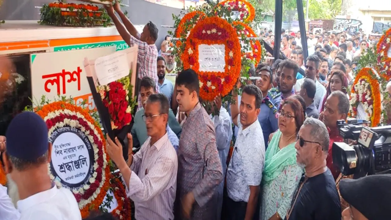 জাতীয় পতাকার রুপকার শিবনারায়ণের মরাদেহে ফুল দিয়ে শ্রদ্ধা নিবেদন করছেন নেতাকর্মীরা। ছবি : কালবেলা