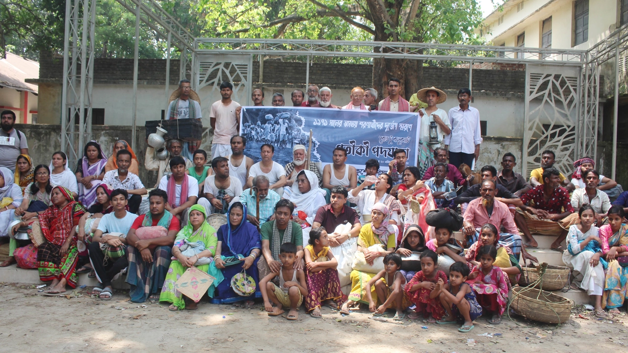 নওগাঁর সামাজিক ও সাংস্কৃতিক সংগঠন একুশে পরিষদ এমন ব্যতিক্রমী আয়োজন। ছবি : কালবেলা