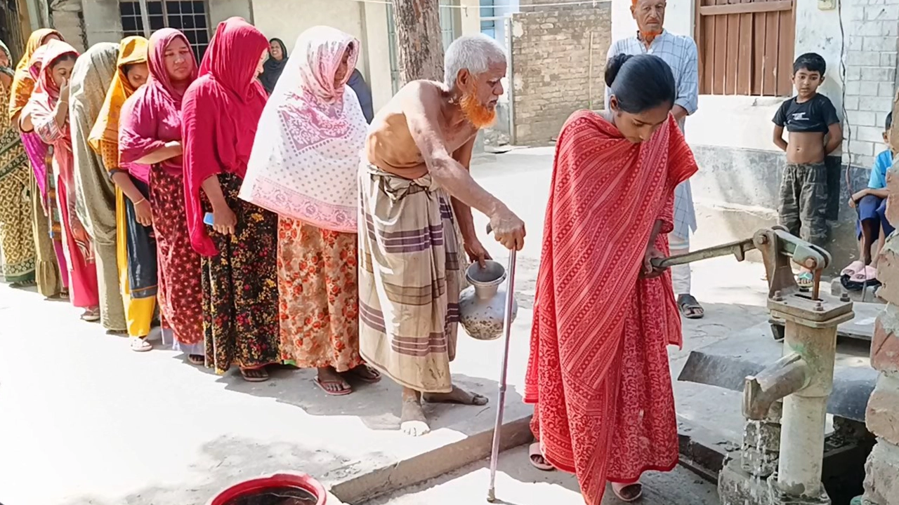 খাবার পানির জন্য দীর্ঘ লাইন। ছবি : কালবেলা