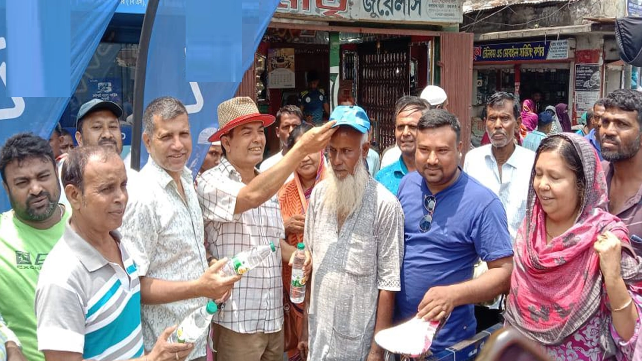 পাইকগাছা পৌরসভার উদ্যোগে নিম্ন আয়ের মানুষের মাঝে স্যালাইন ও পানি বিতরণ। ছবি : কালবেলা