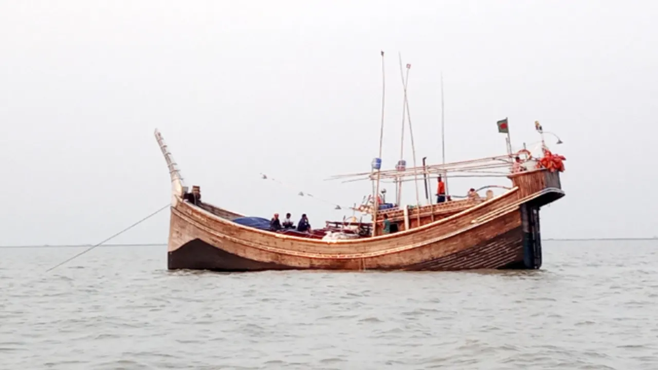 বঙ্গোপসাগরে ছোট জাহাজ। ছবি : সংগৃহীত