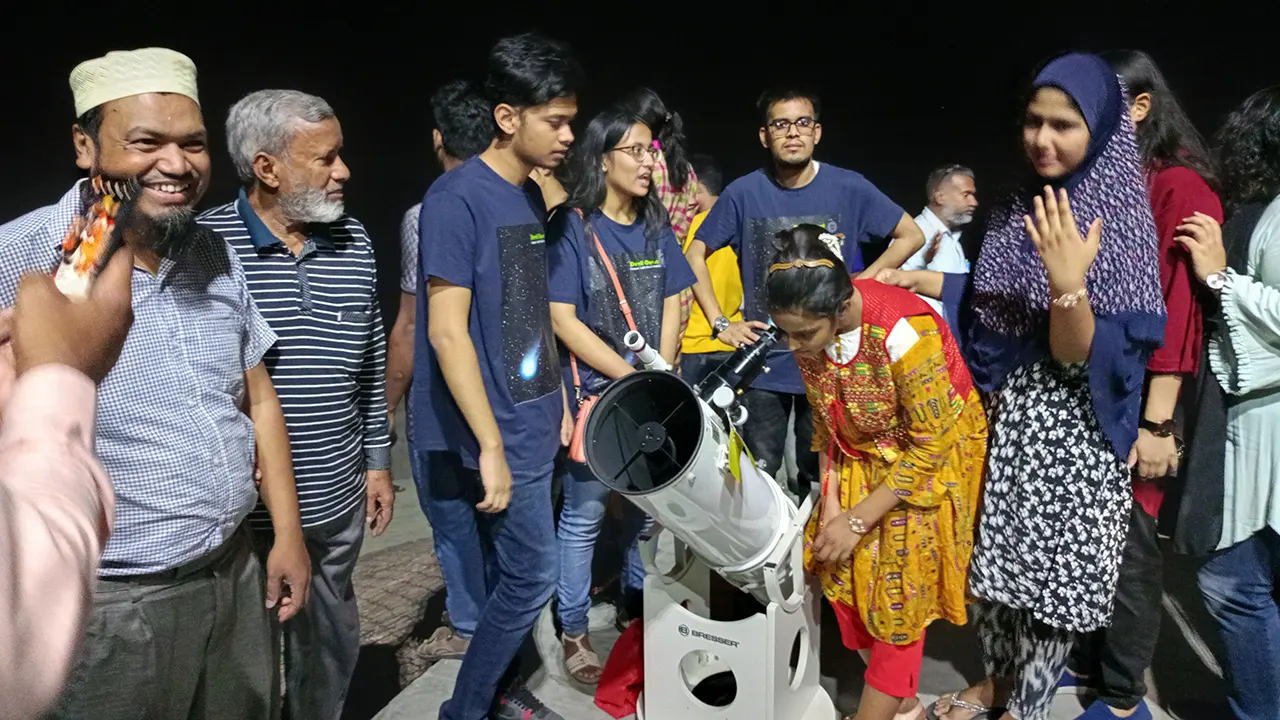 টেলিস্কোপে ‘শিংওয়ালা ধূমকেতু’ দেখার চেষ্টা করছেন কয়েকজন শিক্ষার্থী। ছবি : কালবেলা