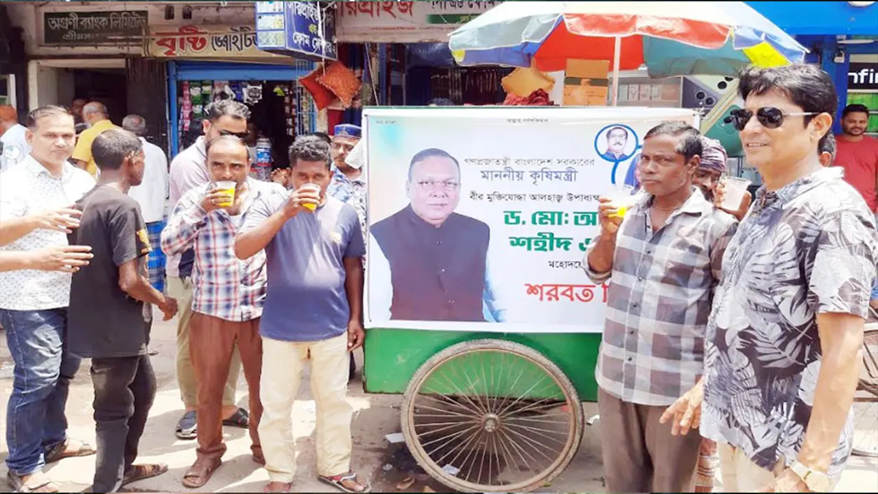 তীব্র দাবদাহে শরবত পান করছেন জনসাধারণ। ছবি : কালবেলা