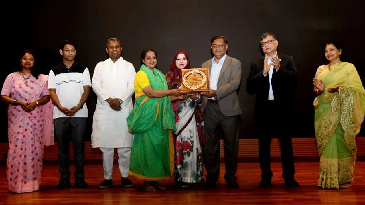 রোববার সন্ধ্যায় রাজধানীর বেইলি রোডে অবস্থিত ফরেন সার্ভিস একাডেমিতে ‘লাল জমিন’র মঞ্চায়ন অনুষ্ঠানে ক্রেস্ট গ্রহণ করেন পররাষ্ট্রমন্ত্রী ড. হাছান মাহমুদ। ছবি : কালবেলা 