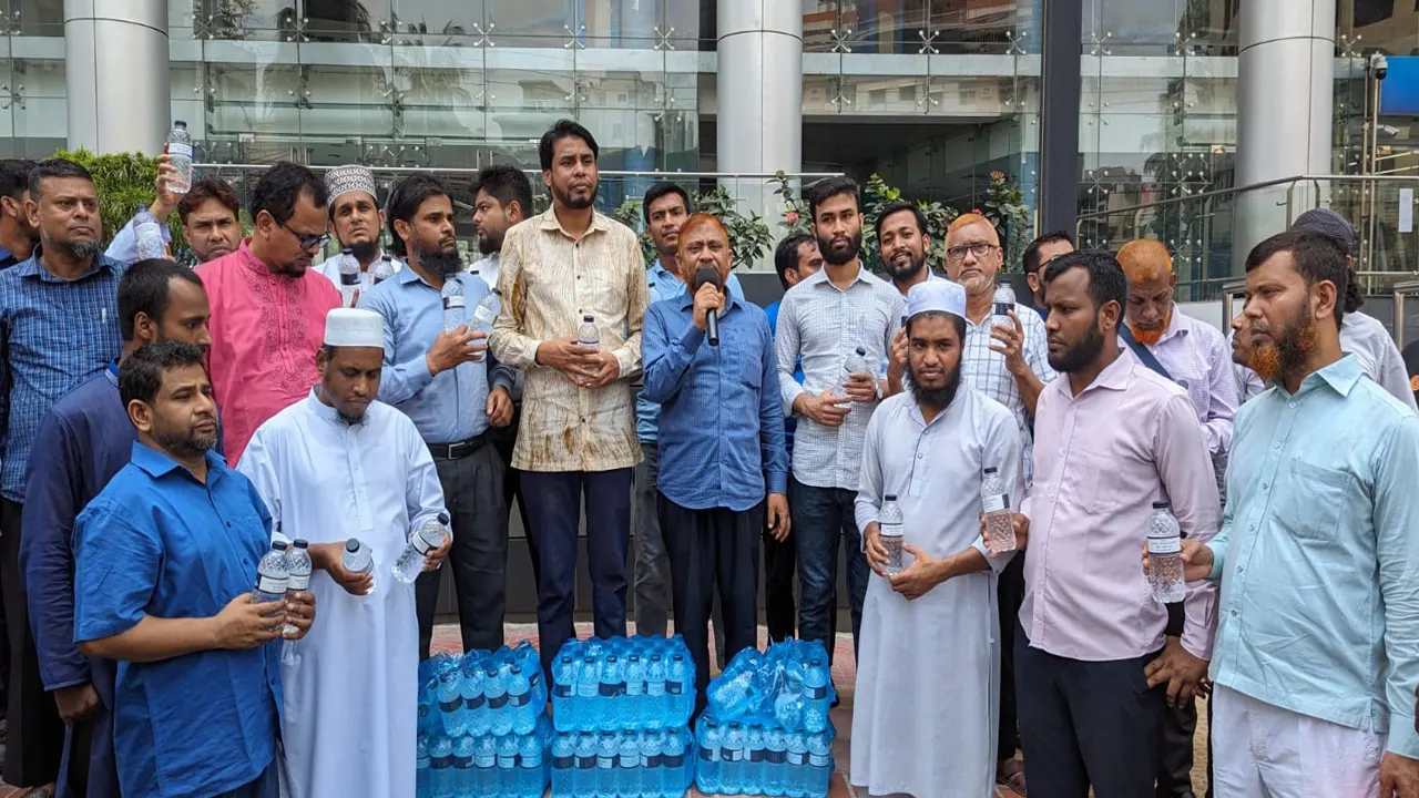 রাজধানীতে চলমান তীব্র দাবদাহে পিপাসার্ত মানুষে মাঝে সুপেয় পানি ও স্যালাইন বিতরণ করেছে বাংলাদেশ জামায়াতে ইসলামী ঢাকা মহানগরী দক্ষিণের নেতাকর্মীরা। ছবি : কালবেলা