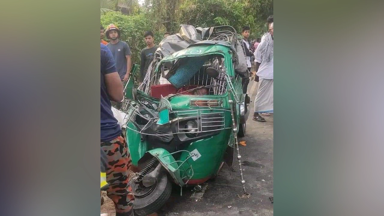 ট্রাকের ধাক্কায় বিধ্বস্ত সিএনজিচালিত অটোরিকশা। ছবি : কালবেলা