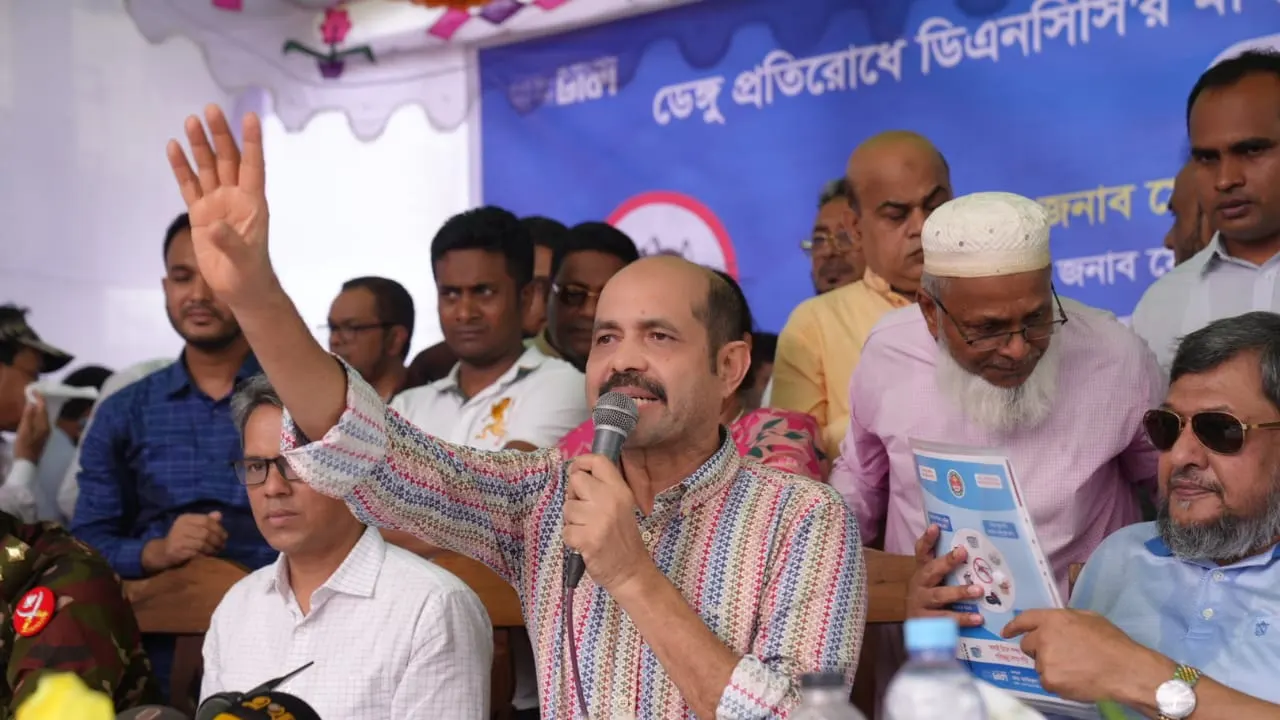 মিরপুরের রূপনগর এলাকায় সচেতনতা কার্যক্রমের আনুষ্ঠানিক উদ্বোধন অনুষ্ঠানে মেয়র আতিকুল ইসলাম। ছবি : কালবেলা