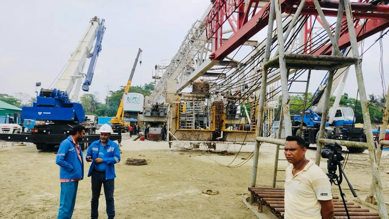 নোয়াখালীতে আরেকটি নতুন গ্যাস কূপে খনন শুরু। ছবি : কালবেলা