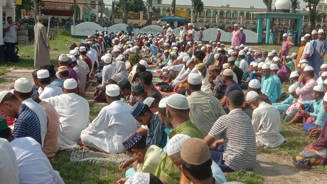 বৃষ্টির আশায় ইসতিসকার নামাজ আদায় করেছেন বালিয়াকান্দির মুসল্লিরা। ছবি : কালবেলা